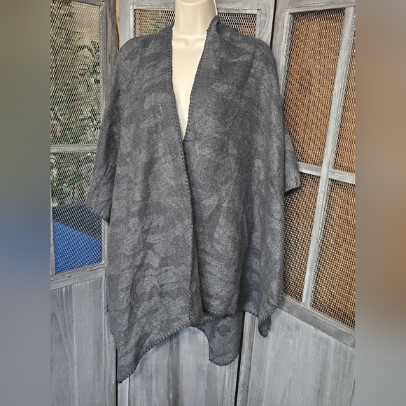 Women's Woolrich Gray Camo Poncho, NWOT - Picture 1 of 5